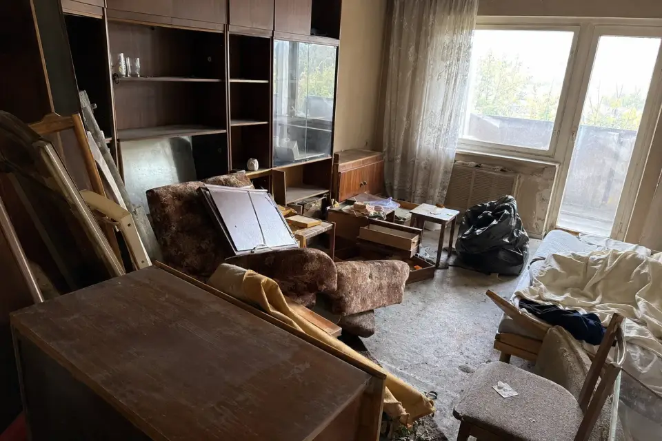 Изпразване на жилища със стари мебели в Лагера
