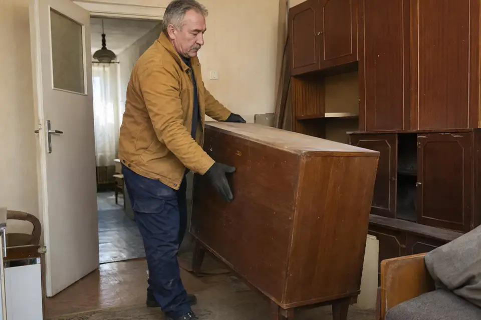 Изпразване на жилища със стари мебели в Център