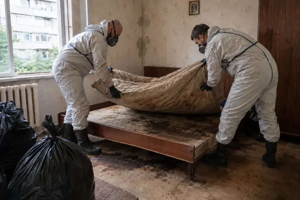 Обеззаразяване на помещение след самоубийство в Люлин