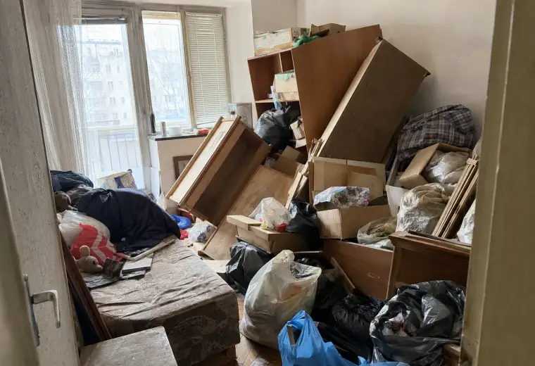 Разчистване след клошари и самонастанили се лица